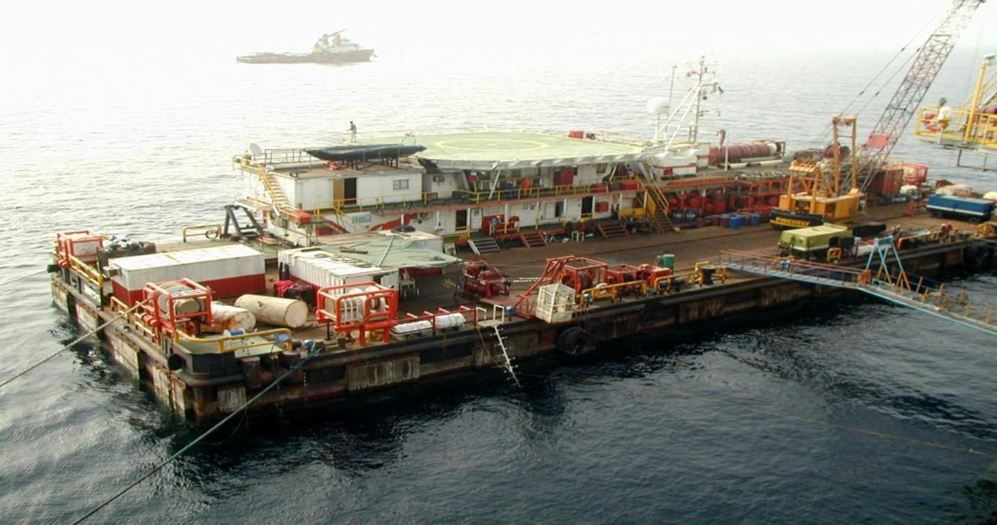 HTSL construction barge alongside platform